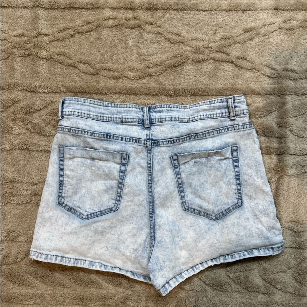 No Boundaries Acid Wash Jean Shorts - Picture 3 of 4